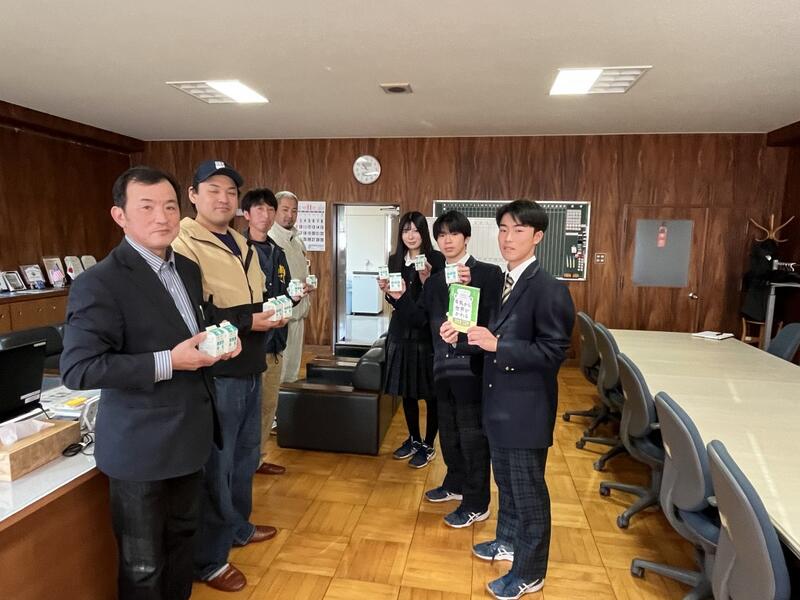 （左）JA新はこだて酪農生産部会　会長の金子様をはじめ、職員、七飯町酪農組合の生産者の皆様