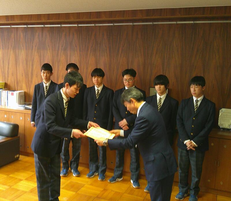 長居渡島教育局長から表彰を受ける科学部代表の秋田朋毅くん